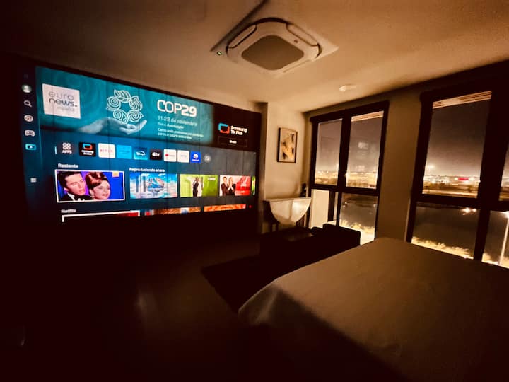 Ისიამოვნეთ „სახლის კინოთეატრით“ 
Ბინაში არის Samsung Freestyle Projector, რომლის სურათის გაფართოება 100 სანტიმეტრამდეა.

