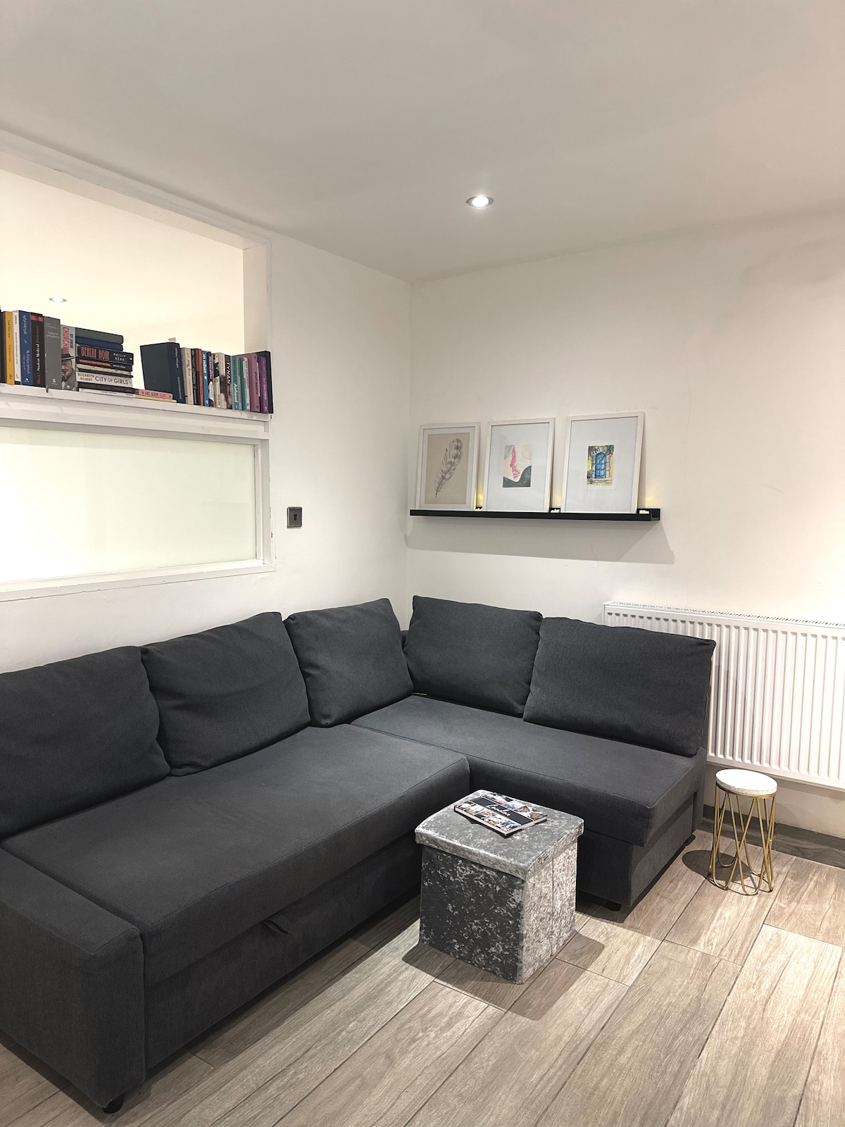 Sofá cama plegable en la sala de estar. 2 personas adicionales pueden alojarse en el departamento.