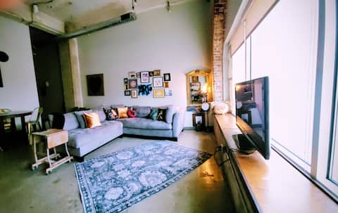 Popular Airbnb listing: Top 5% Vintage Downtown Whimsy Mercantile Loft in Main Street District