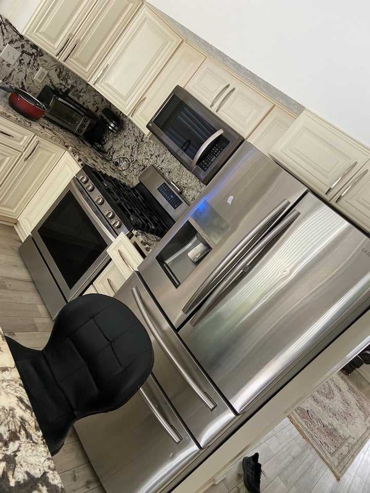 Luxury Spacious Rental - Columbus, OH