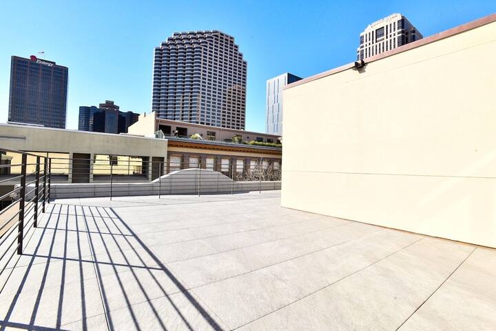 Modern Luxury in New Orleans CBD gallery image 5