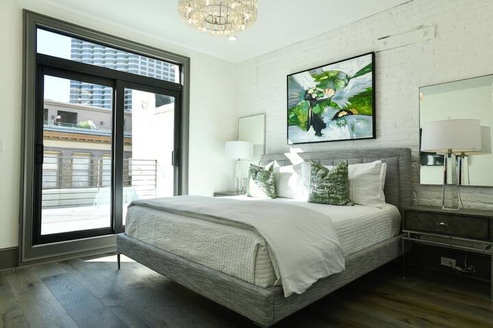 Modern Luxury in New Orleans CBD gallery image 2