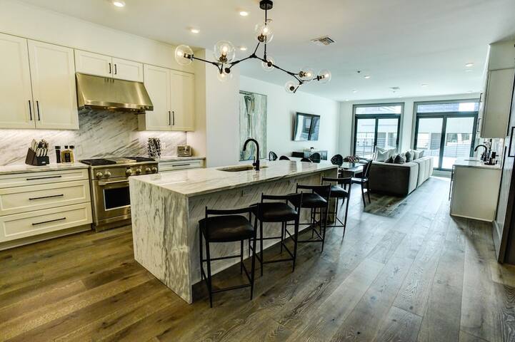 Modern Luxury in New Orleans CBD gallery image 4