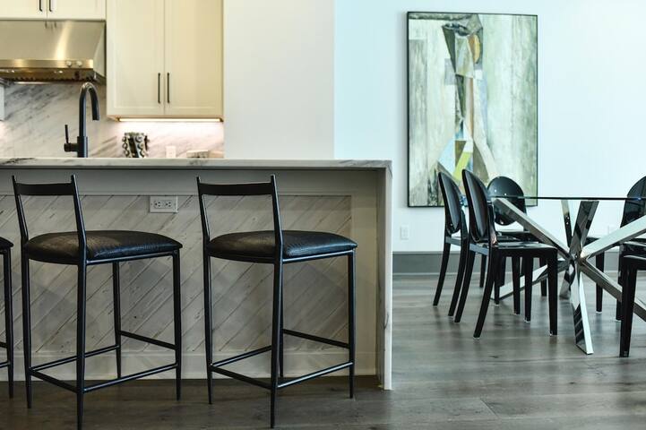 Modern Luxury in New Orleans CBD gallery image 3