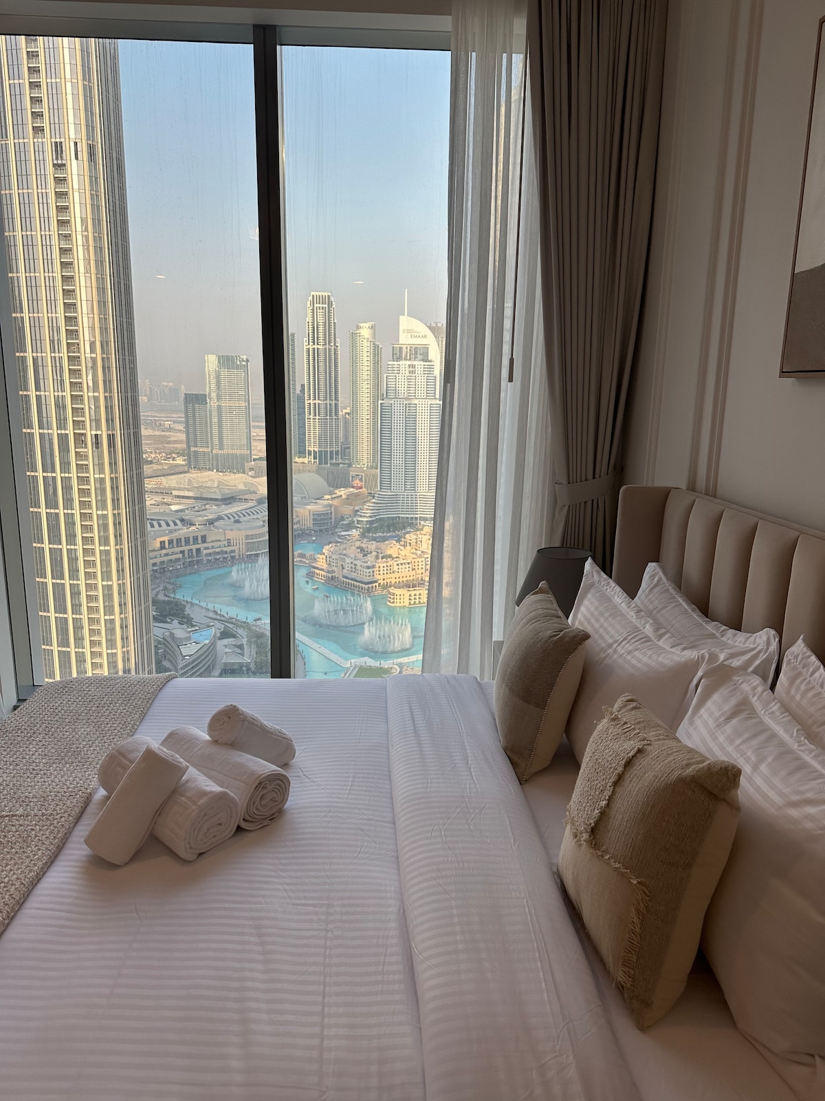 חדר השינה המלכותי כולל מיטה נוחה עם מצעים רכים וכריות רכות, ומזמינה רוגע. חלון גדול מציע נוף מדהים לעיר, ומעצים את האווירה השלווה. עיצוב אלגנטי ותאורה חמה הופכים את המקום למקום מפלט מושלם להירגע בו.

