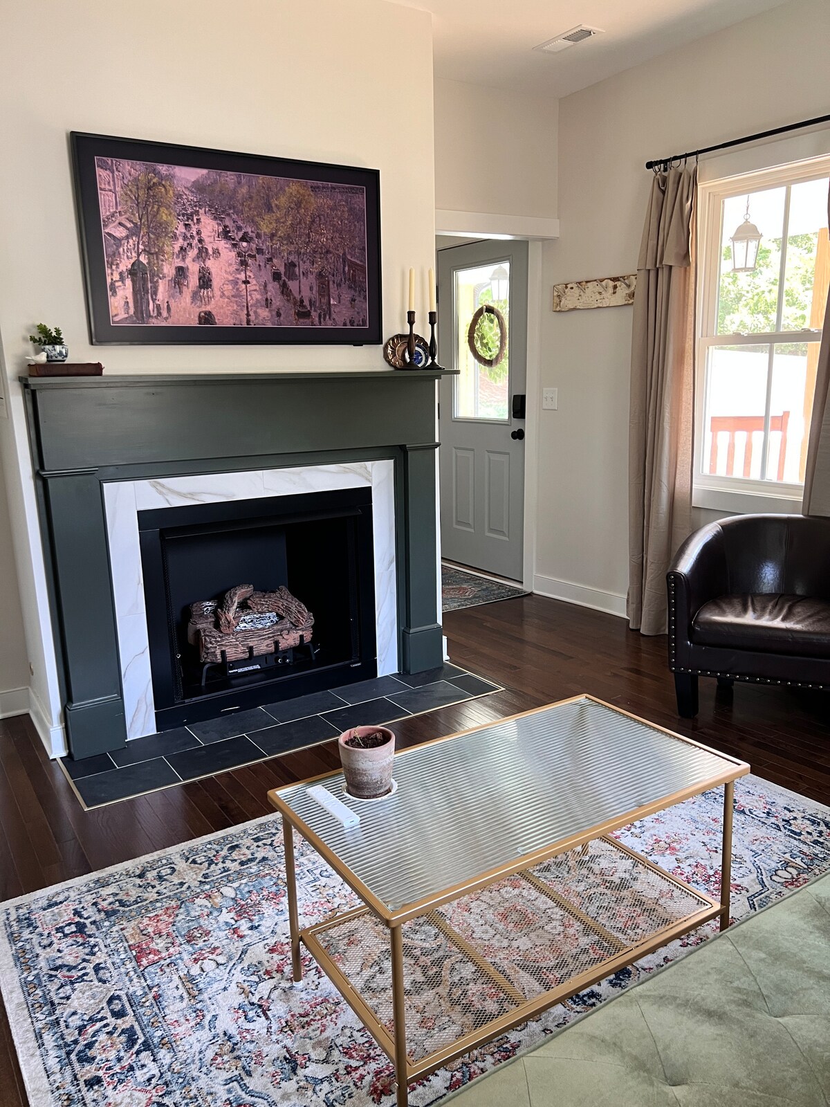 Cheminée en bûches à gaz disponible pendant les mois froids. 