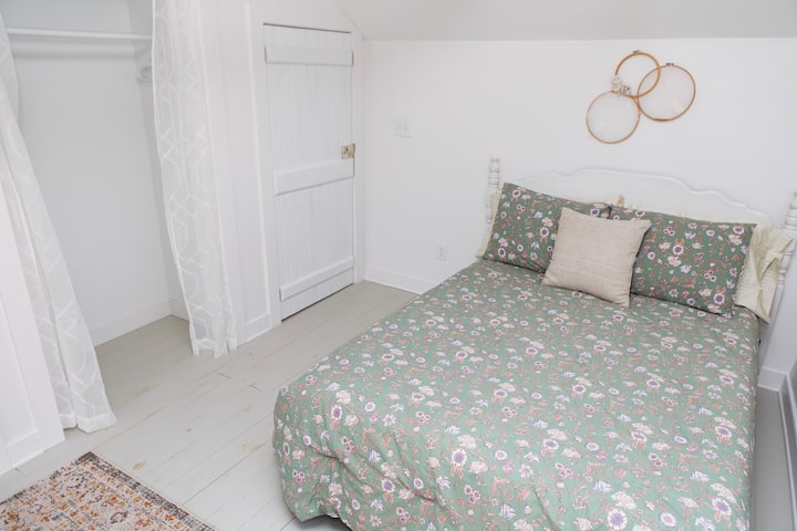 - Full size bed 
- 100% cotton sheets 
- attached Jack and Jill half bath