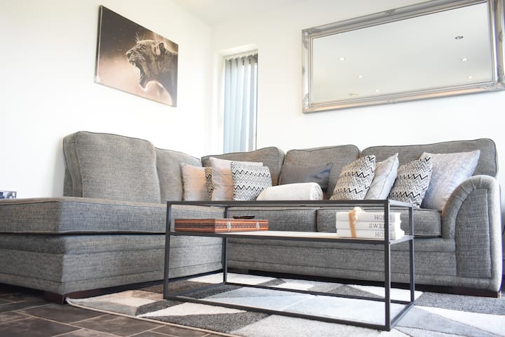 Luxury 2 Bedroom Northampton Townhouse W/balcony - Northampton, UK