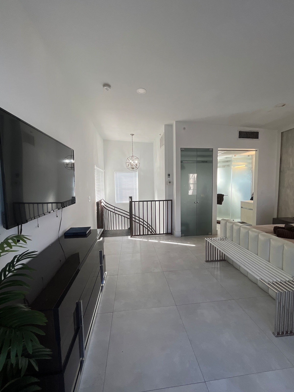 غرفة النوم ليست غرفة مغلقة ولكنها في الطابق العلوي من الشقة مع نافذة باب مزدوجة تؤدي إلى التراس الخاص. 