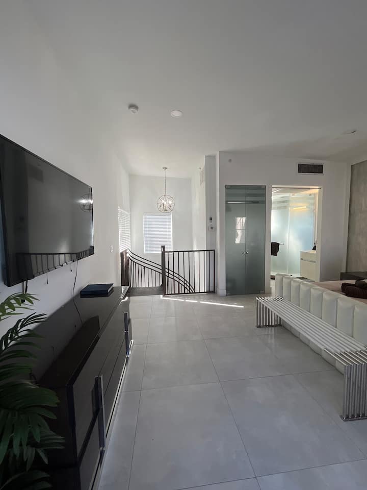 Спалнята не е затворена стая, а на горното ниво на апартамента с прозорец с двойна врата, водещ към самостоятелната тераса. 