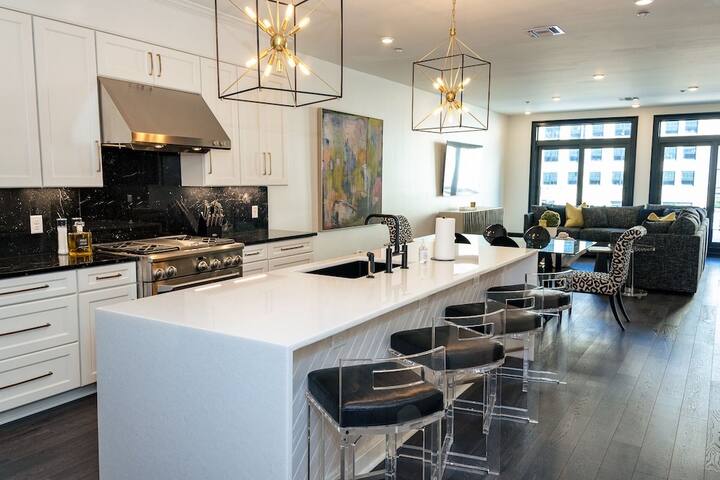 Bold Penthouse in New Orleans gallery image 4