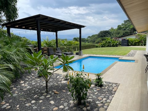 Atenas Roca Verde entire house with heated pool