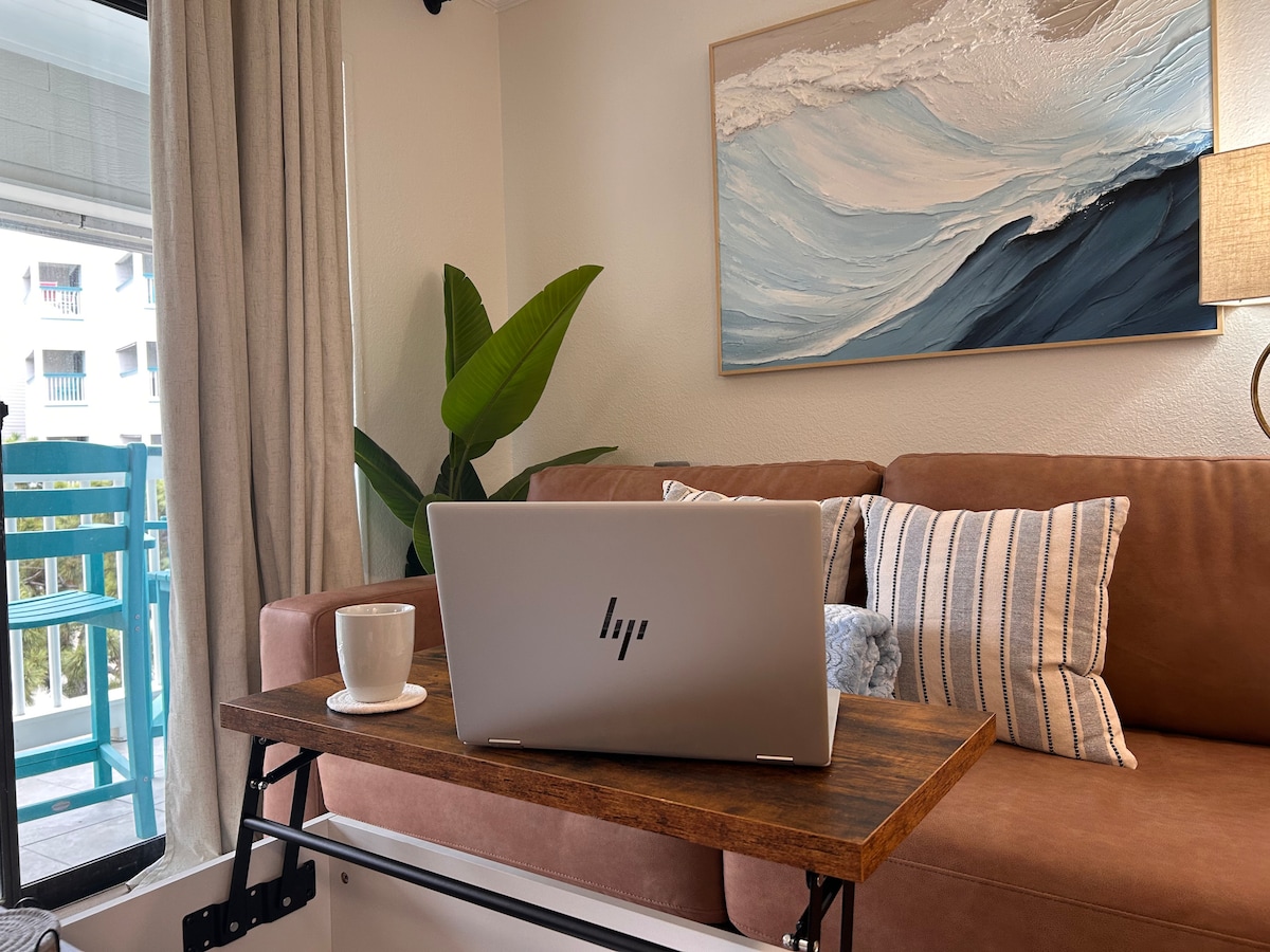 طاولة القهوة بها جانب علوي قابل للرفع، رائعة لمساحة العمل! 