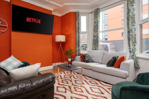 Top performing Airbnb: Stunning 5 Bedroom Home in-Birkenhead-Free Parking in Birkenhead