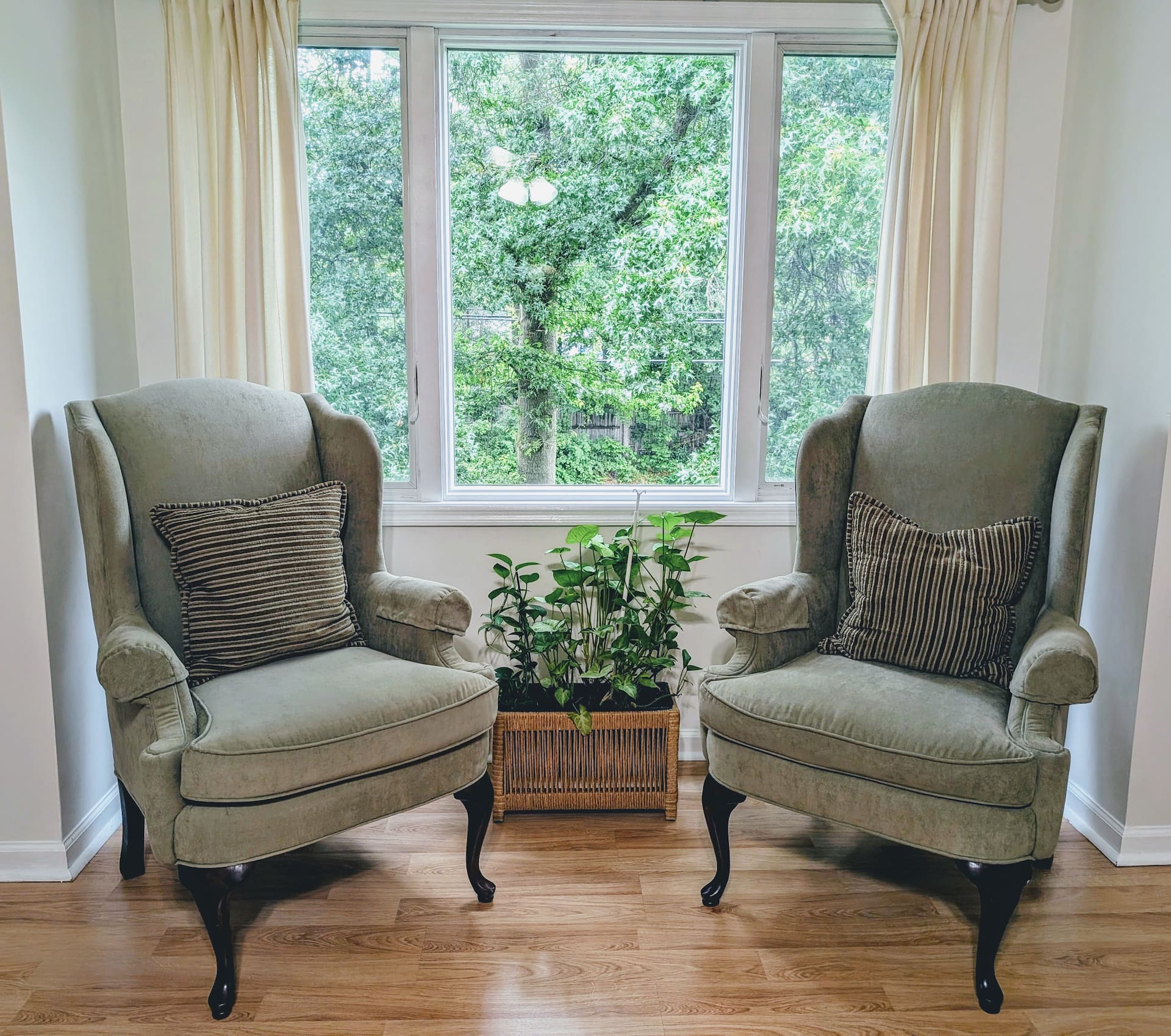 Bright & Spacious apartment • Walk to Train