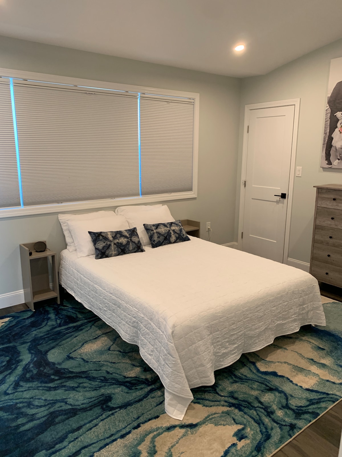 Hlavná spálňa s manželskou posteľou, televízorom a vlastnou kúpeľňou s toaletou. 