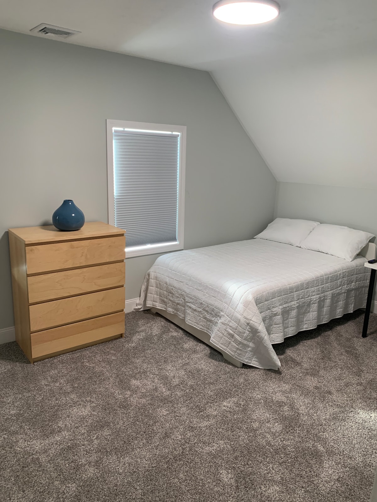 Druhá spálňa s posteľou v plnej veľkosti a televízorom