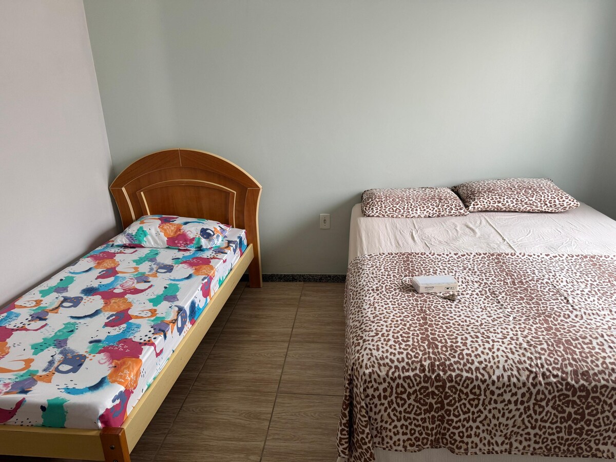 Izba 1: menšia manželská posteľ, jednolôžko, úložná polička na knihy a klimatizácia