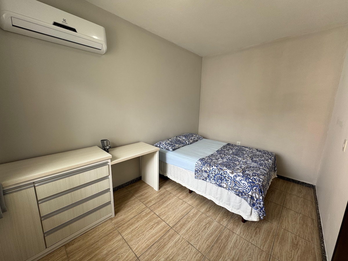 Izba 2: manželská posteľ, komoda/písací stôl a klimatizácia