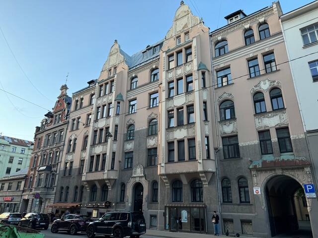 Beautiful, spacious, central 4BR gallery image 2