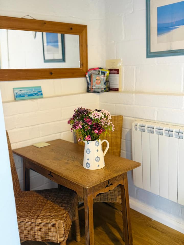 Cosy Cabin Retreat Near St Ives | Pub & Parking - Penzance