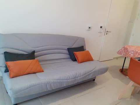 Successful Airbnb property: Studio near beach and shops, free parking in Berck