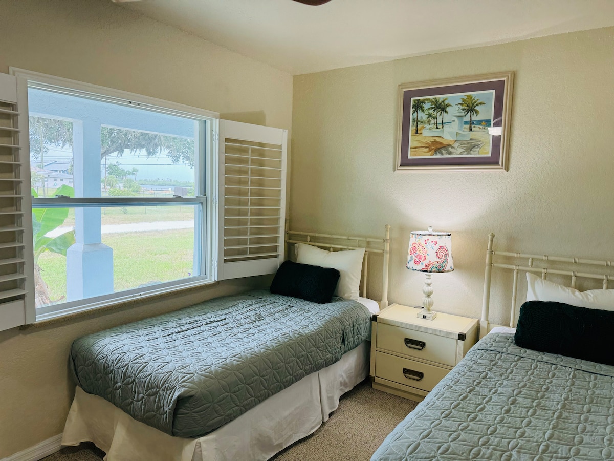 غرفة النوم رقم3 مثالية لأطفالك أو البالغين الذين يشاركون الغرفة. لديك إطلالة على الماء من نافذتك