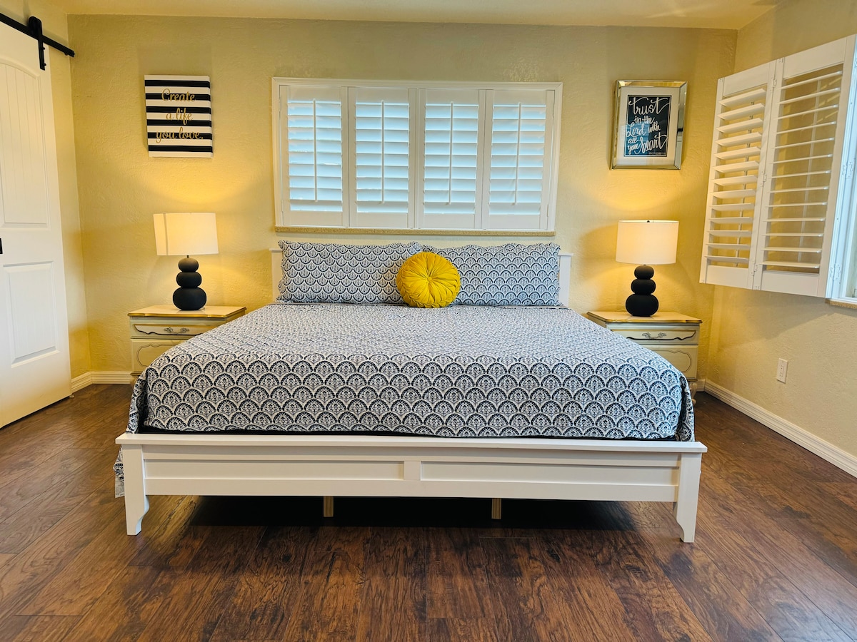 سرير بحجم كبير مع مرتبة ميموري فوم جديدة تمامًا