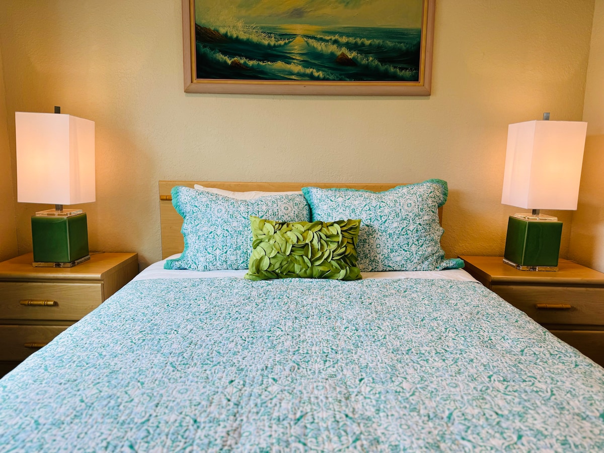 تحتوي غرفة النوم رقم2 على سرير بحجم كوين مع مرتبة جديدة تمامًا وحمام خاص أيضًا