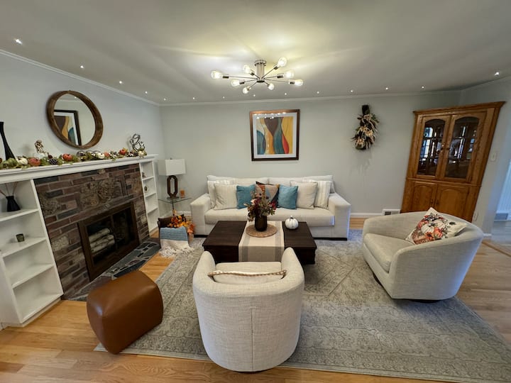 A Hidden Gem! Cozy Cottage With Huge Pool & Garden - Port Jefferson, NY