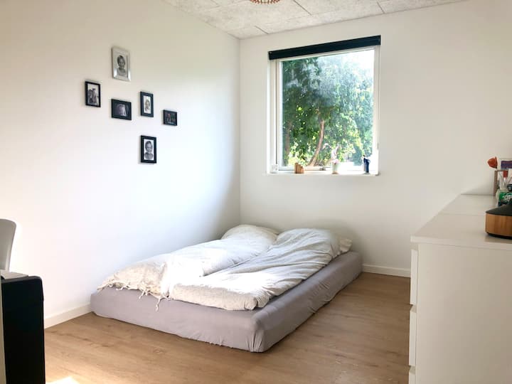 Mundësia e dyshekut + dyshekut në dysheme për hapësirë shtesë për fjetje - është 120 cm x 200 cm.  

+ mundësia e një krevati udhëtimi për fëmijë. 