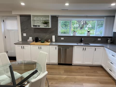 Top performing Airbnb: Cozy with King Size Bed, Netflix/Prime Video 1 bed in West Vancouver