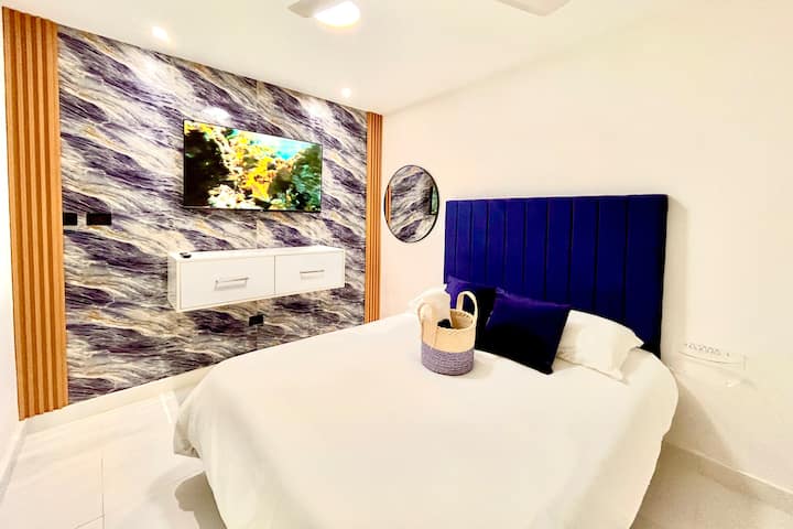 我们舒适的卧室配有一张标准双人床，配有豪华床上用品，非常适合在冒险一天后放松身心。