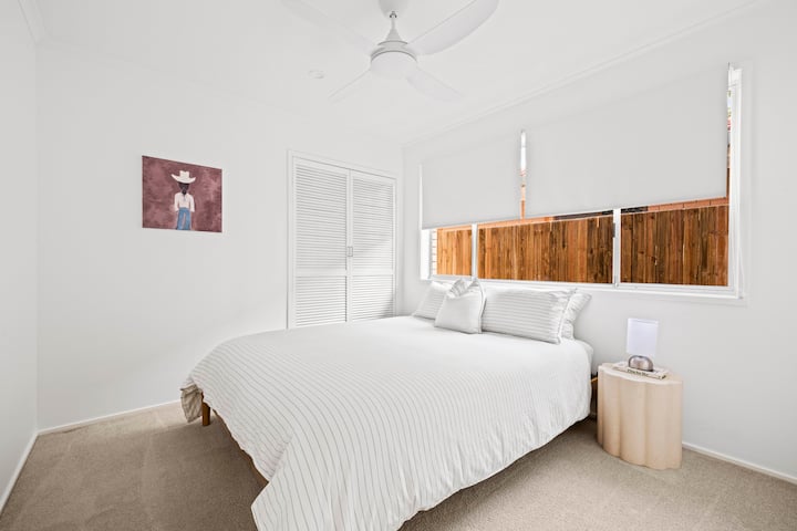 Втора спална соба со брачен кревет (широк 150 - 179 см)