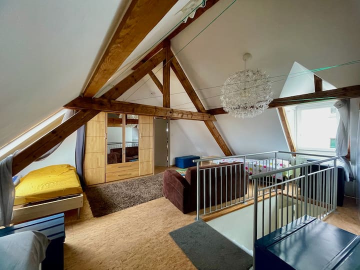 Esta habitación 4 es más bien un dormitorio adaptado para grupos grandes y/o para niños con sus 4 camas individuales, 1 de ellas en cajón. Esta habitación pasante tiene poca o ninguna privacidad. 