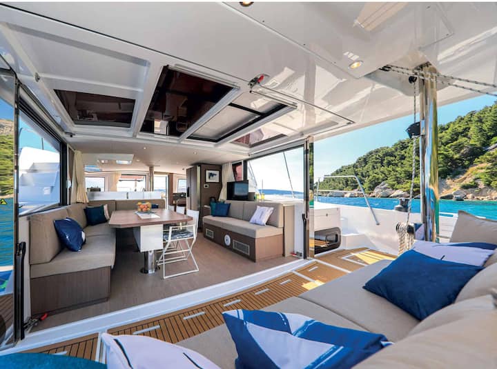 Catamaran Avec Skipper Et Hotesse - Saint-Tropez