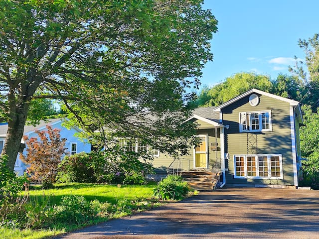 Quaint House | Nature | Hottub | Family | 4 cars