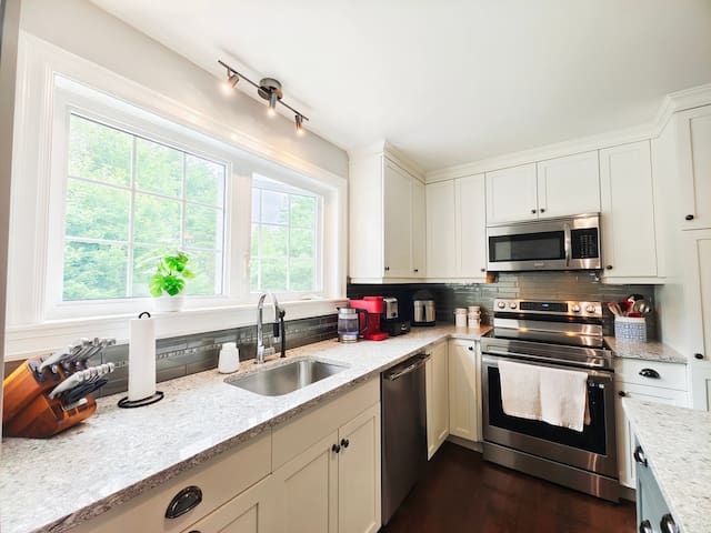 Quaint House | Nature | Hottub | Family | 4 cars gallery image 4