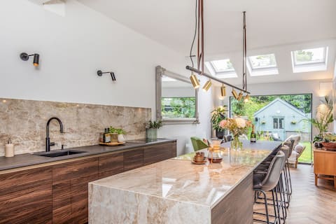 NewSuper hosting favourite home 15min train 2city