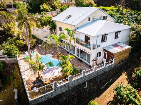 Large 8 bedroom house south of"Reunion"