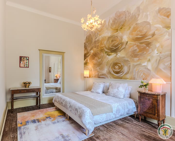 La chambre 2 : La Chambre Rosalie de 22m2
Elle comprend : 1 lit King seize de 180 cm X 190 cm ou 2 lits simples de 90 cm X 190 cm. Un troisième lit de 80 cm X 190 cm. 2 lampes de chevet. 1 grand miroir. 1 bureau. 1 tapis clair. 1 penderie. 1 coffre. 