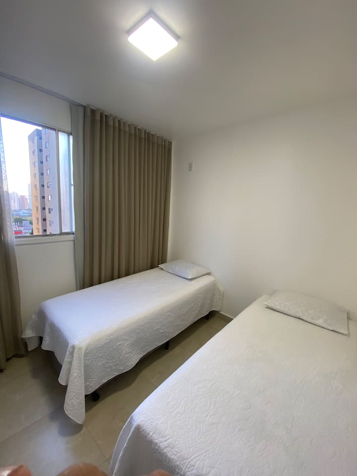 Dve veľké postele pre slobodných, 2 vankúše, plachty a obliečky na vankúše v posteliach. Skriňa..