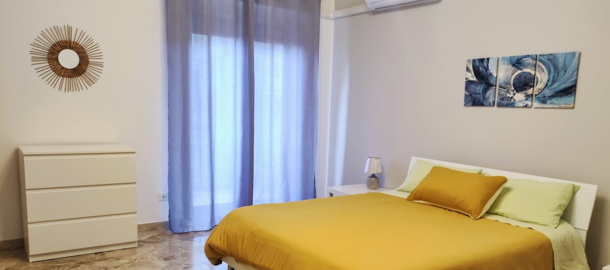 宽敞的卧室，带套内卫生间。 
