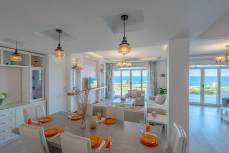 Telal Villa overlooking the sea