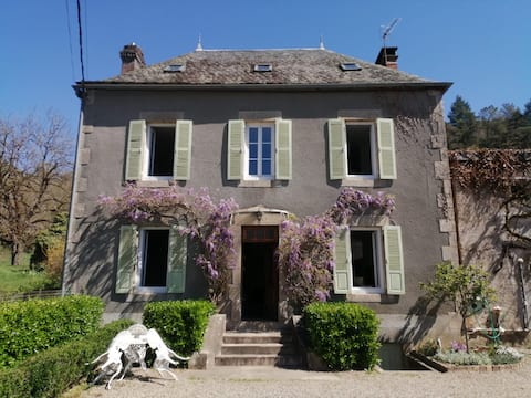 Family home with pool on the banks of the Dordogne