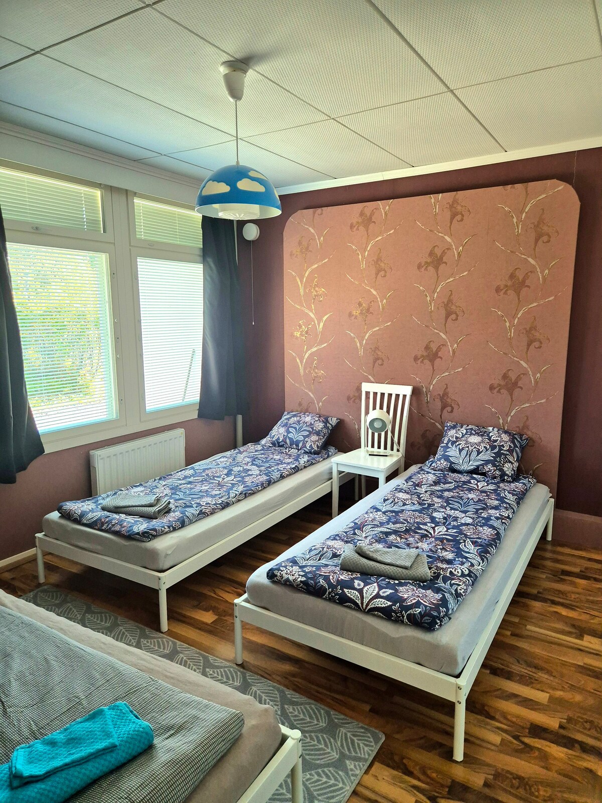 床位空间3 kpl 90x200。
可以通过将两张床一起换成180x200厘米的双人床。