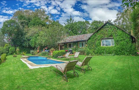 Beautiful and cozy cabin with pool and garden