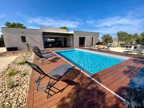 Modern 4* villa with private pool near Nîmes