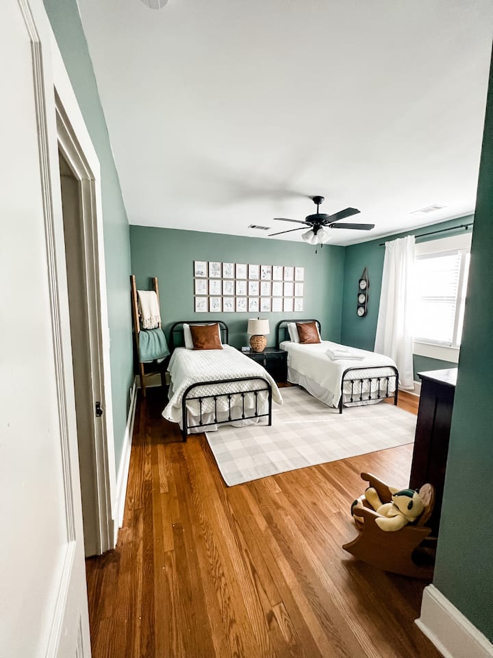 Chumba cha 3 cha kulala kiko kwenye ghorofa ya pili. Magodoro hayo mawili yana sehemu za juu za mito na ni starehe kwa watoto na watu wazima. Chumba hiki cha kulala kina bafu kwenye chumba chenye bafu. 