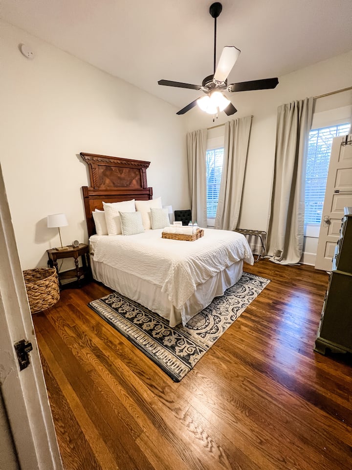 Chumba cha 2 cha kulala kiko kwenye ghorofa ya kwanza na bafu kwenye chumba chenye beseni la kuogea. Kitanda cha malkia ni kizuri sana! Wageni hawataki kuamka!